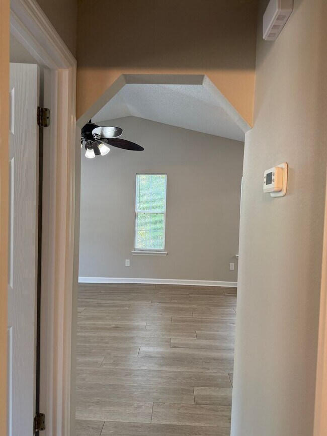 Building Photo - Gorgeous 2/2 newly renovated townhome available now!