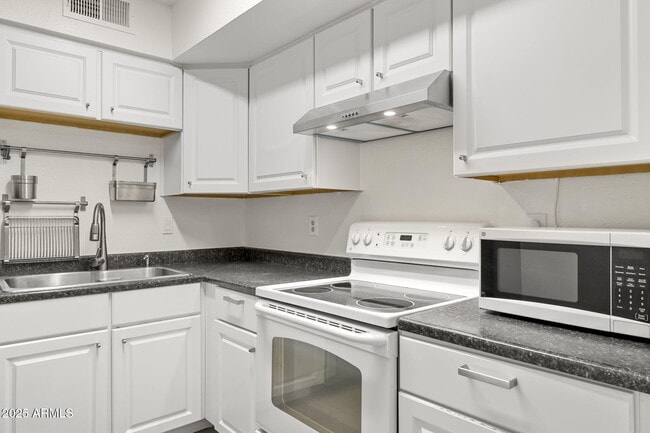 Building Photo - 6013 N 79th St