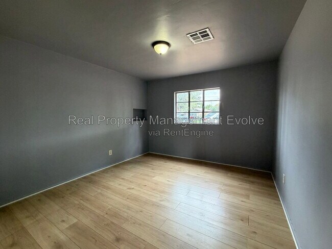 Building Photo - 2320 W Rose Ln