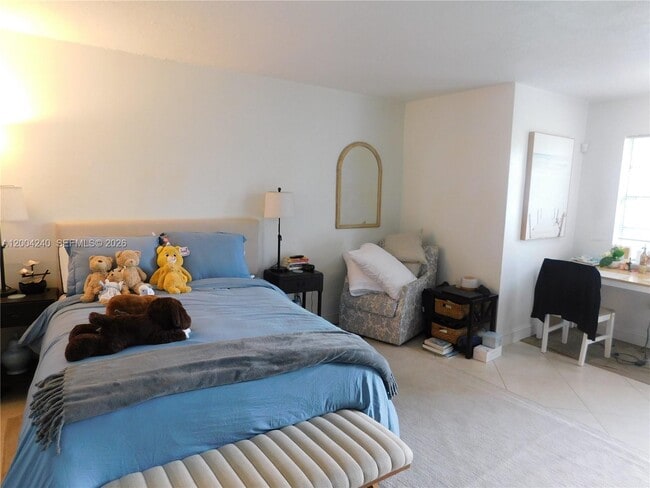 Building Photo - 427 Santander Ave