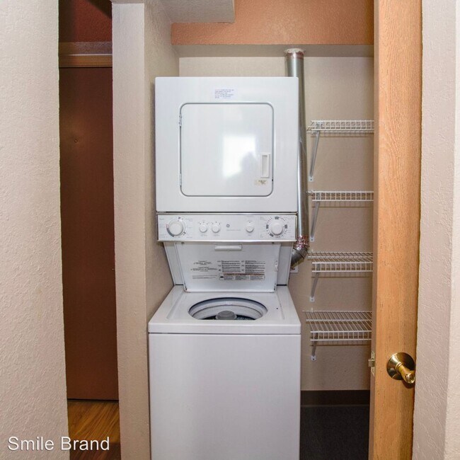Building Photo - 1 br, 1 bath Room For Rent - 601 E. Clark