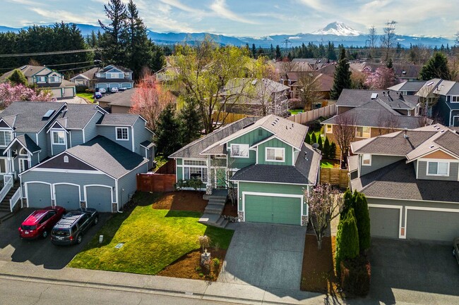 Building Photo - Immaculate 3 bed with lg fenced yard