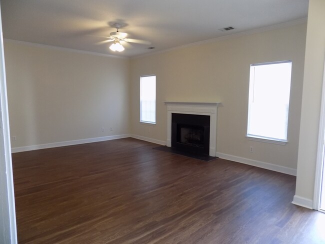 Building Photo - 2 Bedroom, 2 Bath Townhome on Southside Sa...