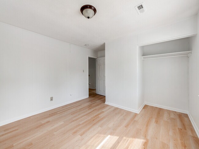 Building Photo - Charming Duplex