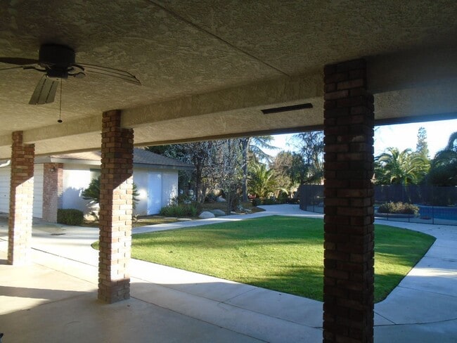 Building Photo - NW - CUSTOM HOME WITH POOL!!