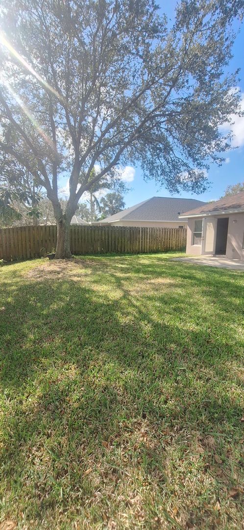 Building Photo - 4 BEDRROM HOME IN DESIRABLE AREA IN WEST MELBOURNE