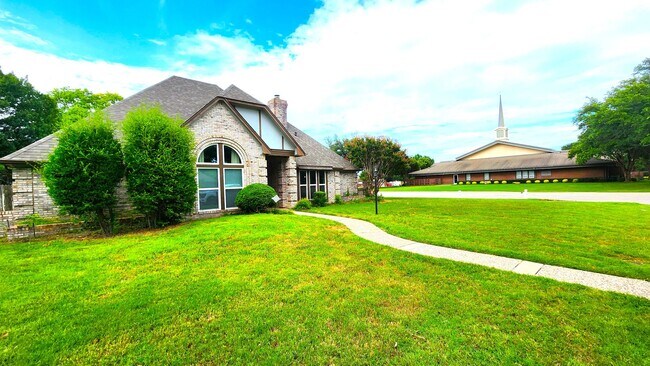 Building Photo - Remodeled with Luxurious Finishes!