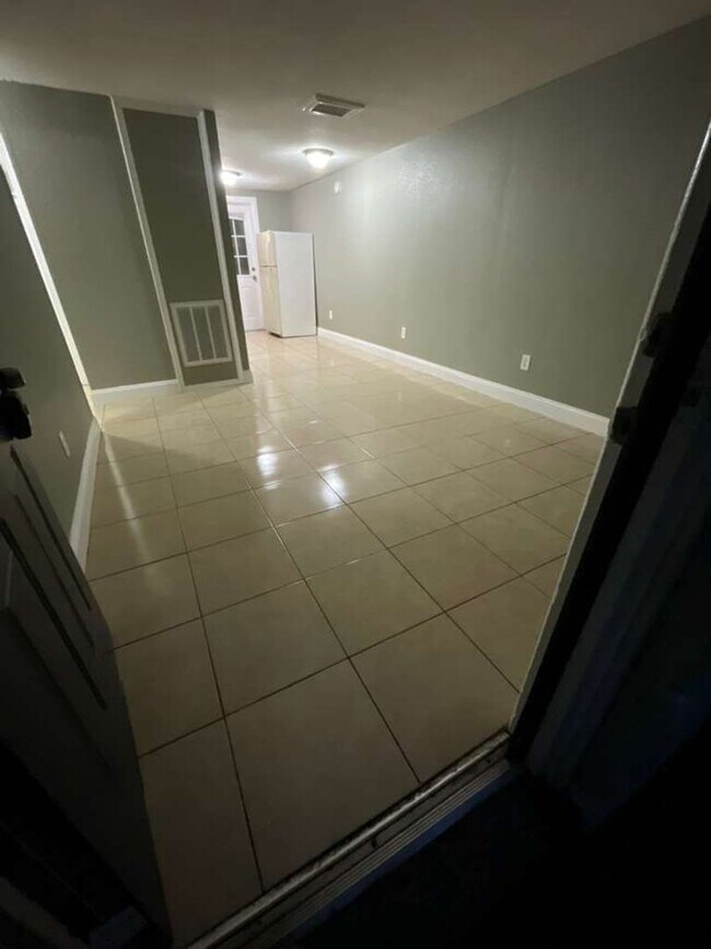 Building Photo - Palm River 2/1 Duplex- Move-In Ready! Apply FOR FREE today!