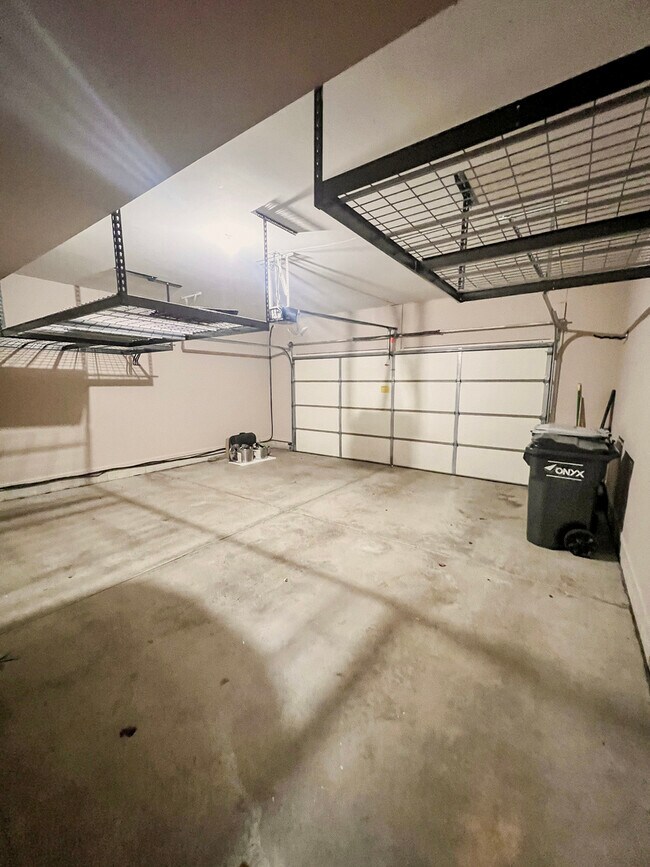 Building Photo - 742 Summit Ln