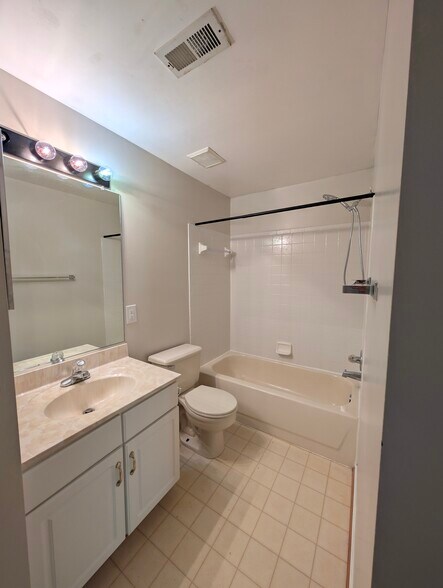 Building Photo - 212 Silver Stone Dr