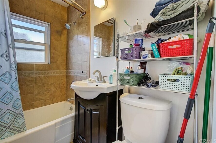 https://my.matterport.com/show/?m=jzeRU6tT8Ln - 1331 N Lincoln St