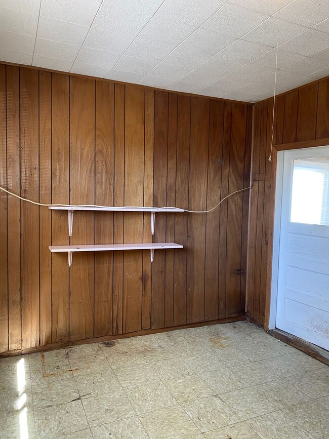 Building Photo - Single Family Home Bungalow-two bedroom/one bath-laundry