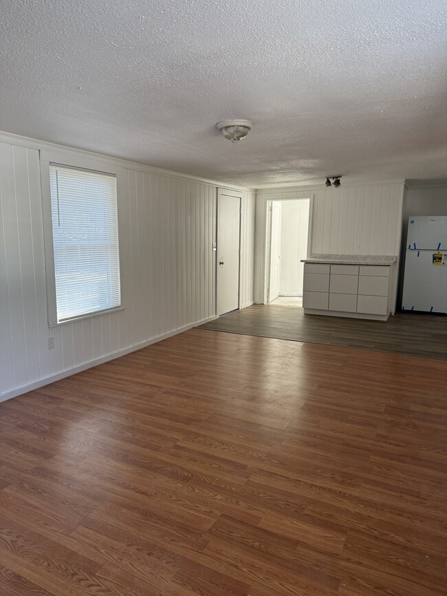 Building Photo - 656 NE Lake Dr