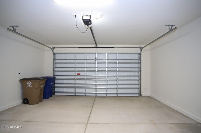 Building Photo - 815 W Finch Dr