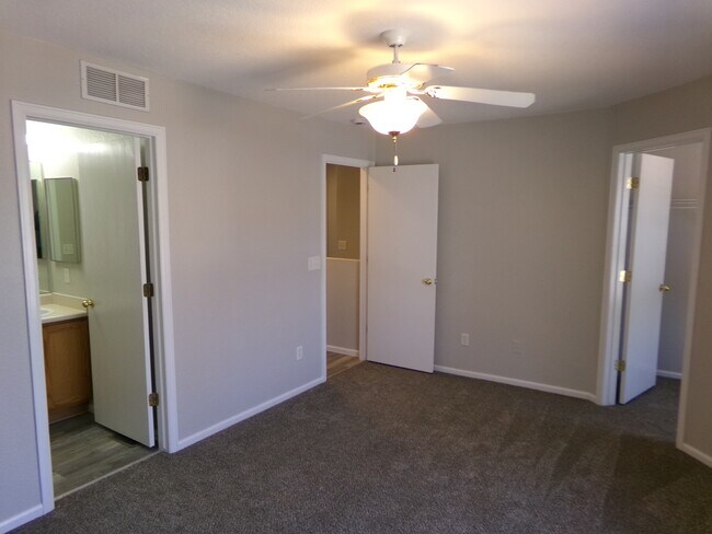 Building Photo - 3520 Warren Farm Ct