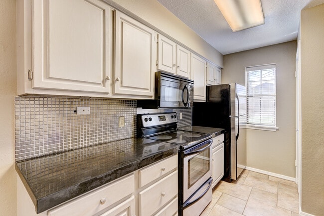 Building Photo - Cozy 1-Bedroom Condo with Modern Amenities...