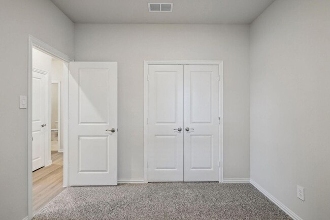 Building Photo - 115 Greenbriar Dr