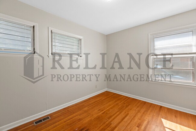 Building Photo - 921 S Royal Rd