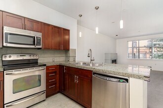 Building Photo - Spacious 1 Bedroom + Den in Canal Station ...