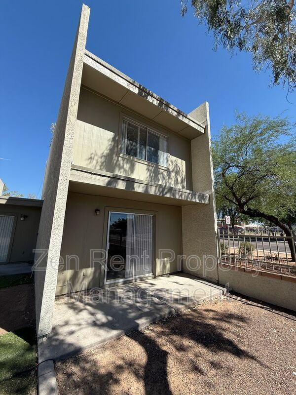 Building Photo - 2843 E Marconi Ave
