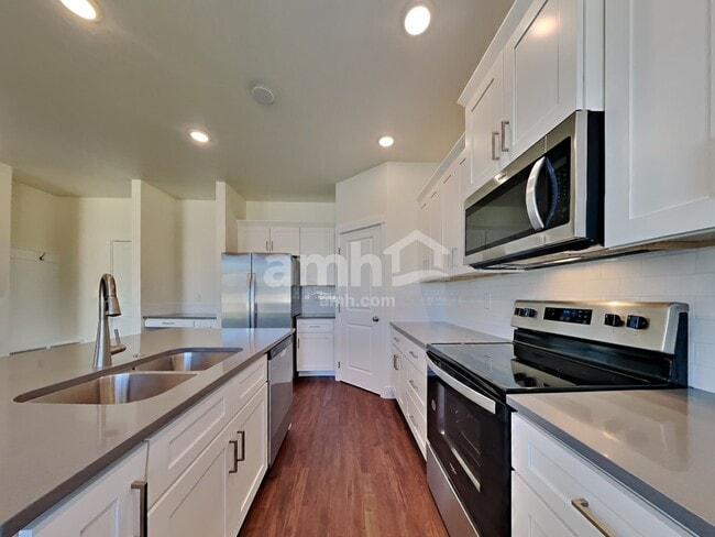 Building Photo - 979 N Nichole Ave