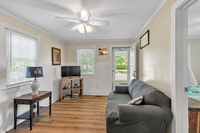 Building Photo - 509 S Shore Dr