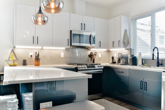Building Photo - Modern 3 bed/ 2.5 bath townhome in Ballard!