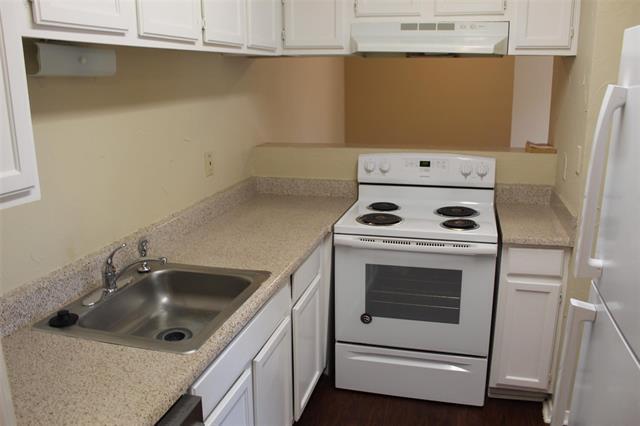 Building Photo - 18333 Roehampton Dr