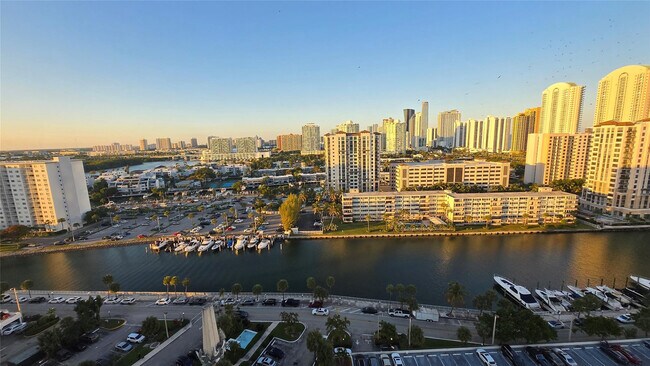 Building Photo - 300 Bayview Dr