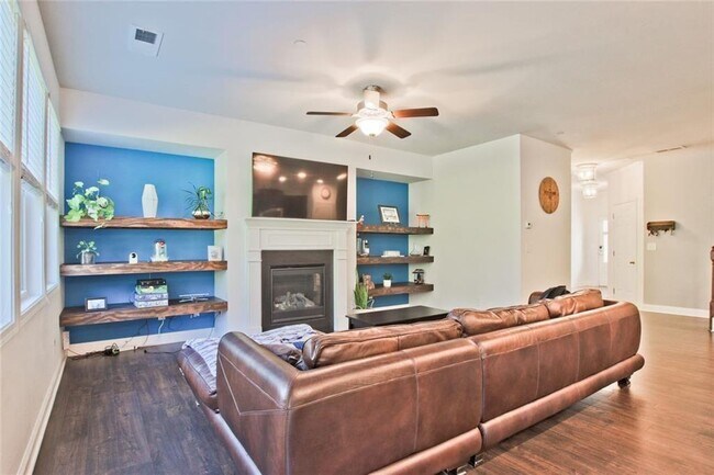 Building Photo - 112 Davina Dr