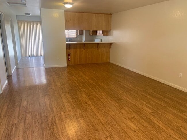 Building Photo - 2 Bedroom, 1 Bath apartment