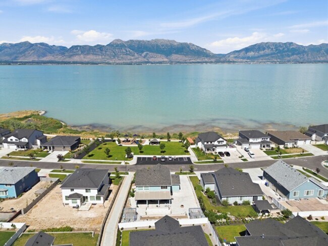 Building Photo - Large luxurious house with view of beautiful Utah Lake!