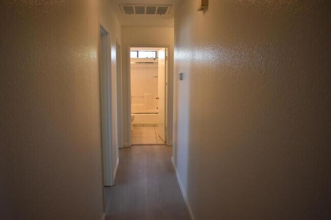 Building Photo - 614 E Linwood Ave