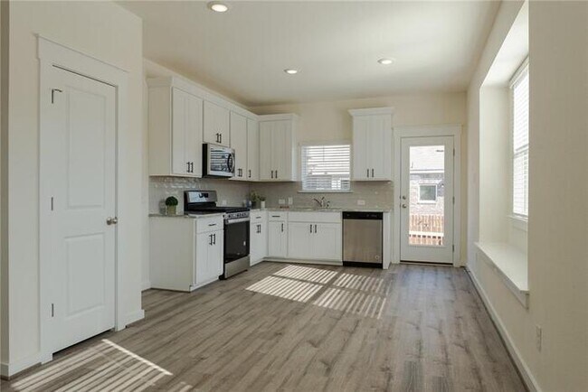 Building Photo - Beautiful townhome/condo located in Pfluge...