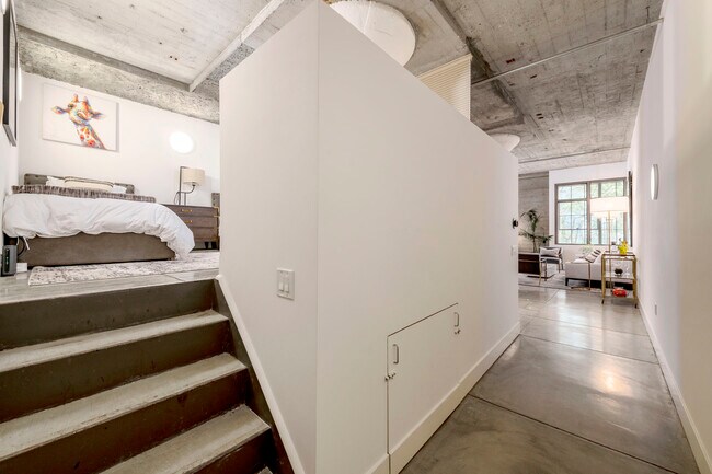 Building Photo - 300 Beale St