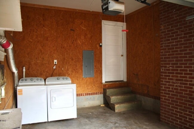 Building Photo - 692 Brookdale Dr