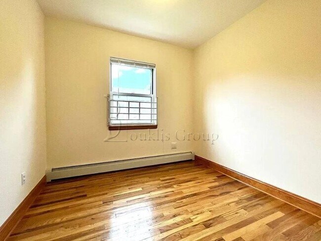 Building Photo - 3 bedroom in Flushing NY 11370