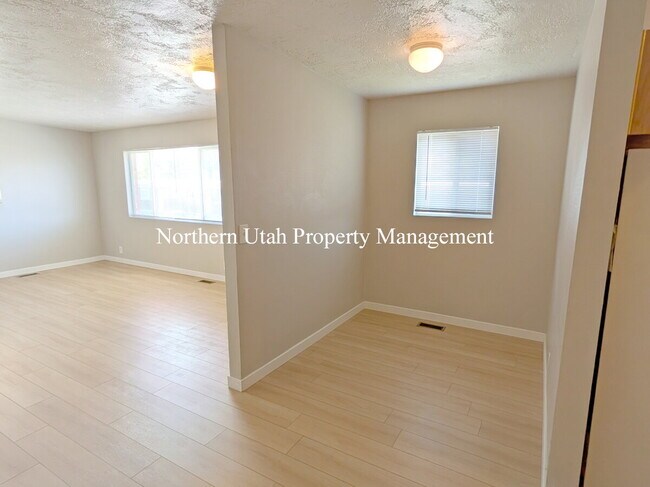 Building Photo - 2 bed 1 bath duplex