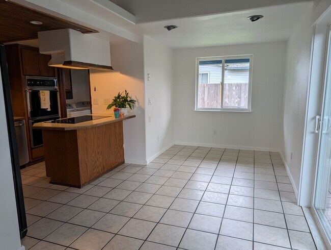 Building Photo - 825 N Laventure Rd