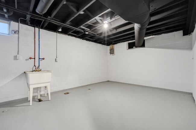 Building Photo - 3735 Richlawn Rd