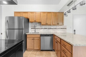 Building Photo - 625 Manhattan Pl