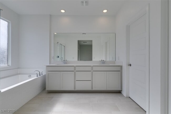 Building Photo - 302 Walsh Peak Ave