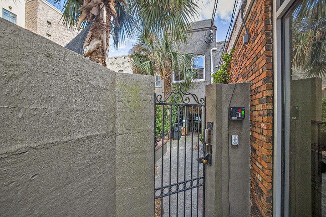 Building Photo - 157 Calhoun St