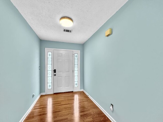 Building Photo - 10623 Pine Forest Ln
