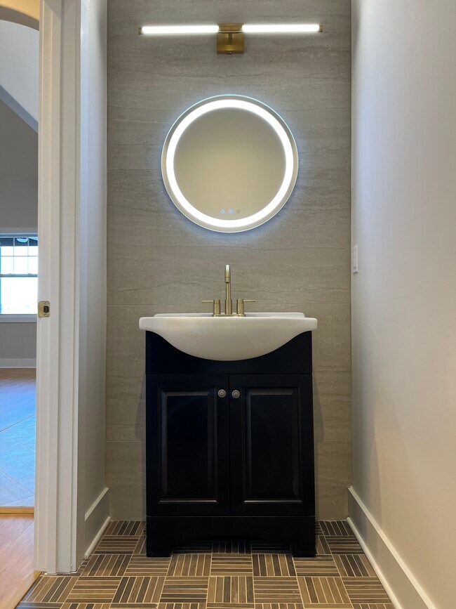 Building Photo - Clarksville Luxury home