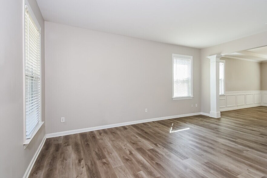 Building Photo - 227 Oakbridge Dr