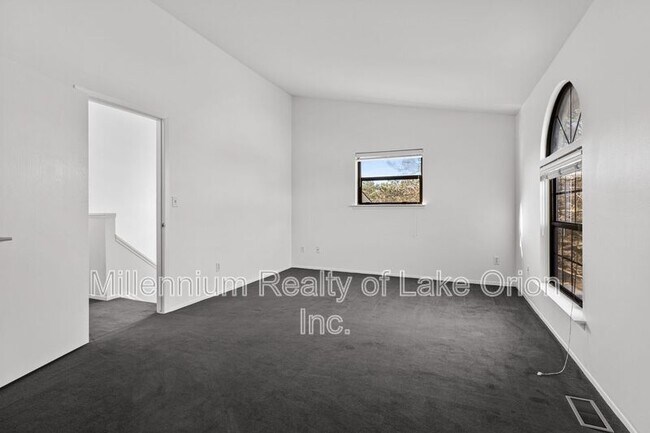 Building Photo - 5611 Drake Hollow Dr