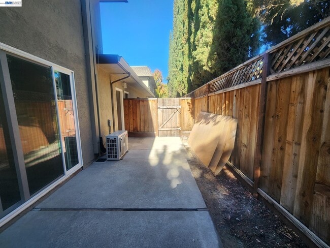 Building Photo - 749 Palomino Dr