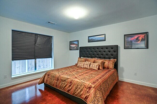 Building Photo - 317 Sydnor St