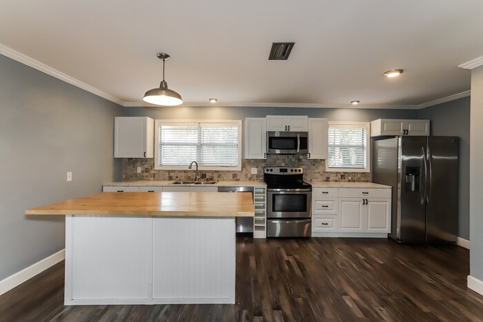 Building Photo - 1209 NE 6th Ct